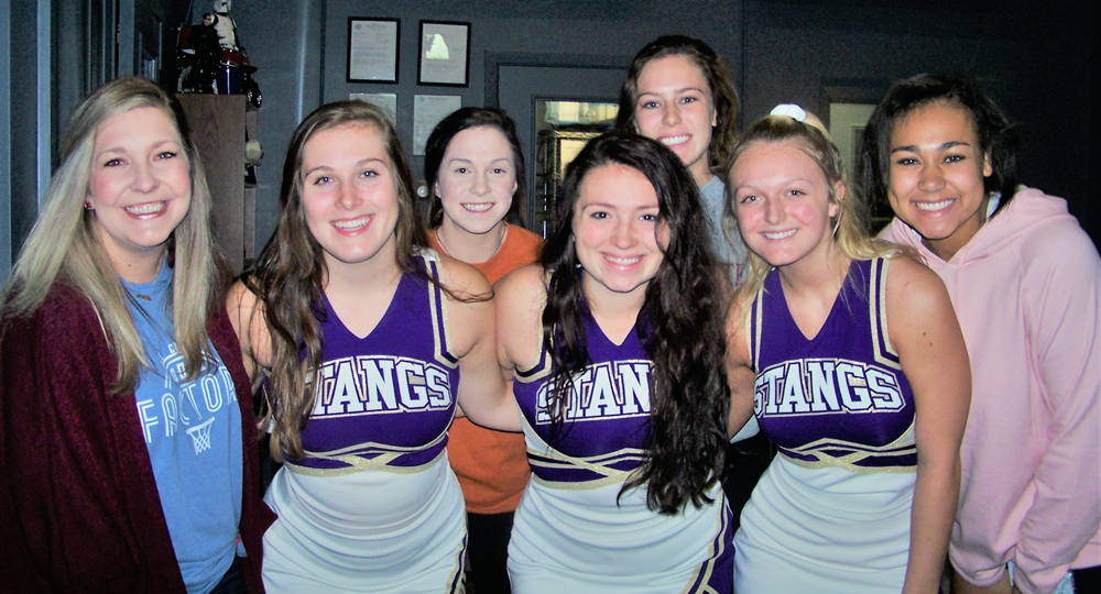 Marble Falls cheerleaders