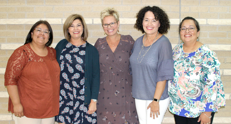 Reading specialist Jennifer Jones, creator of HelloLiteracy.com, visited Colt Elementary School to inspire educators to teach the way she does with energy and from the heart. Jones was welcomed by Colt teacher Angeleca Palacio (left), Colt Principal Erika O’Connor, and teachers Sonja Marroquin and Sylvia Villarreal. Staff photo by Jennifer Fierro