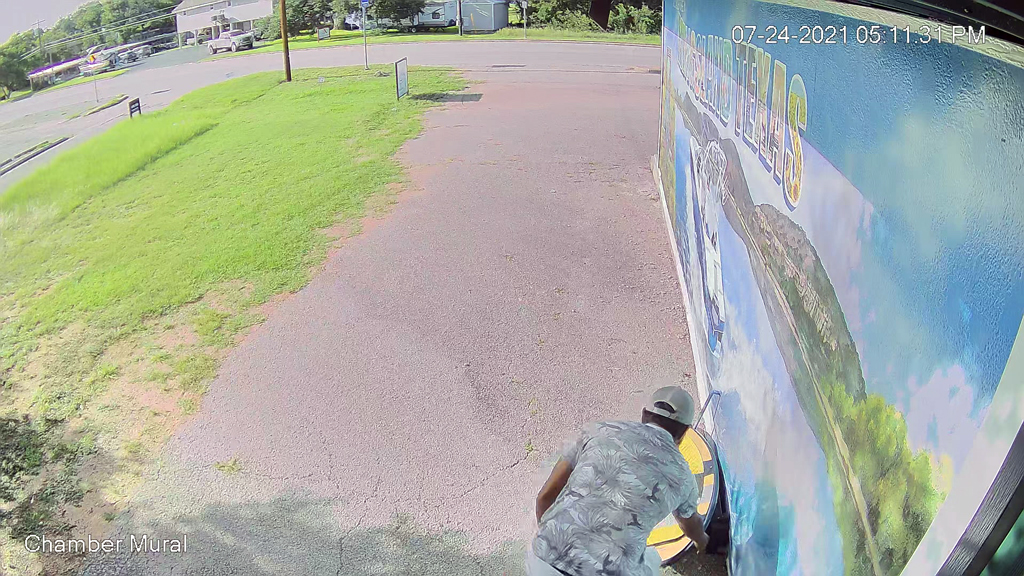 Kingsland chamber seeks mural vandal