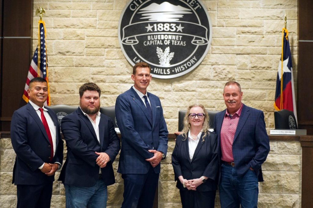 The new city councilors, including Anthony Francisco (left), Sky Hullum, Lee Carney, and Crista Bromley; and Mayor Gary Wideman.